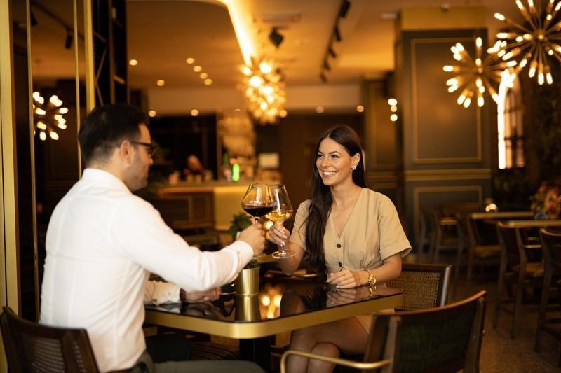 Hotel Pupin 노비사드 외부 사진 A couple dining at a restaurant