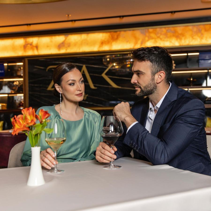 Hotel Pupin 노비사드 외부 사진 A couple at a restaurant