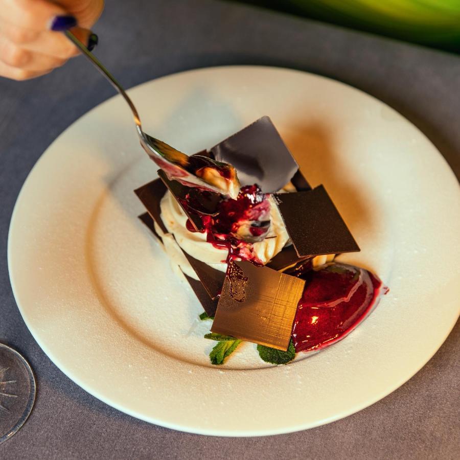 Hotel Pupin 노비사드 외부 사진 A chocolate dessert