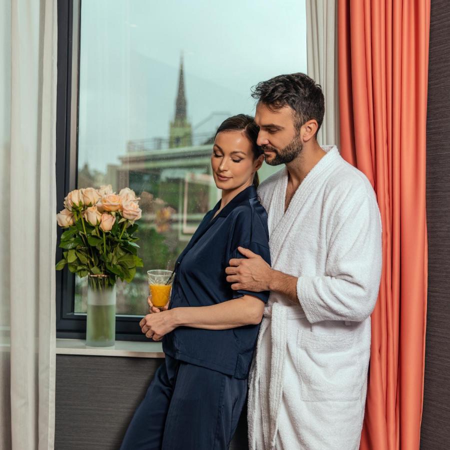 Hotel Pupin 노비사드 외부 사진 A couple in a relationship