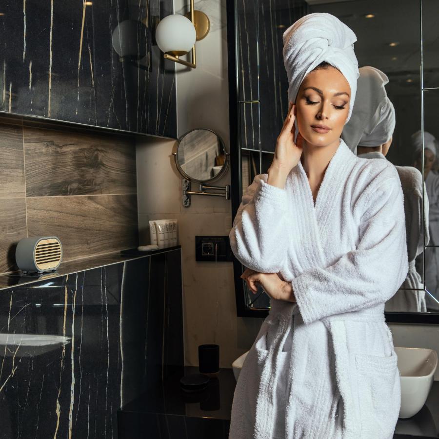 Hotel Pupin 노비사드 외부 사진 A woman wearing a bathrobe