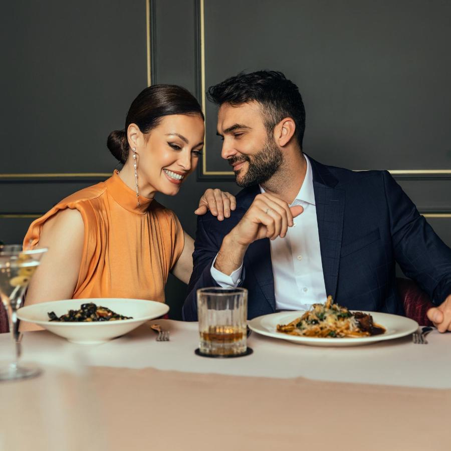 Hotel Pupin 노비사드 외부 사진 A couple dining together